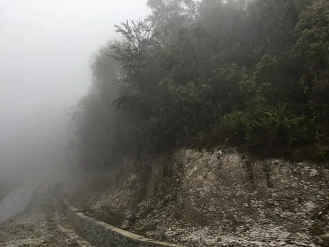 Pemandangan jalan ke Bádáꞌ